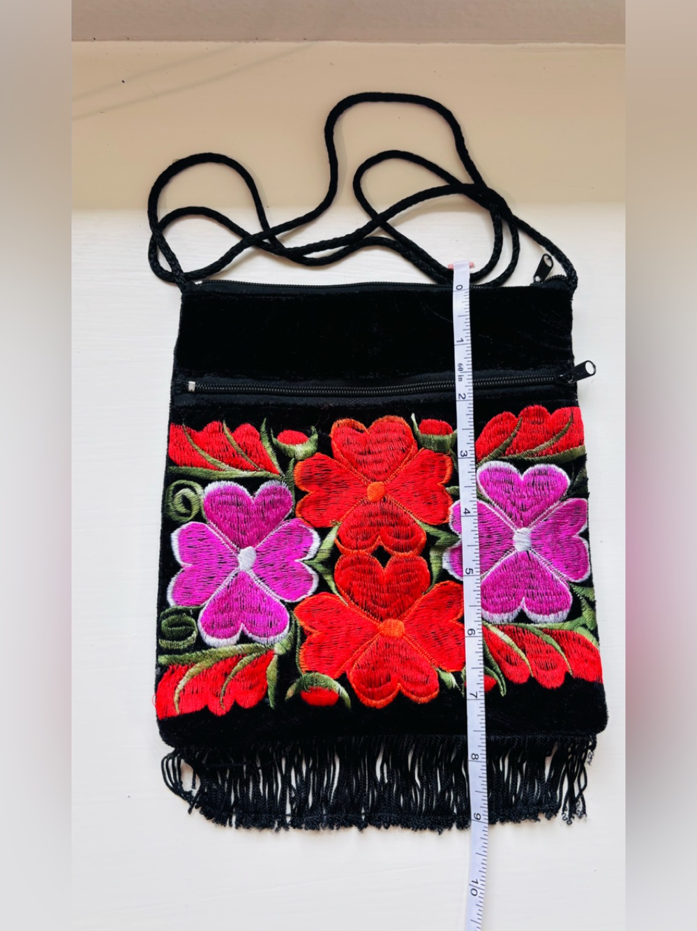 Artesanal Black Velvet Embroidered Crossbody Bag with Red & Pink Floral Design - Picture 7 of 9